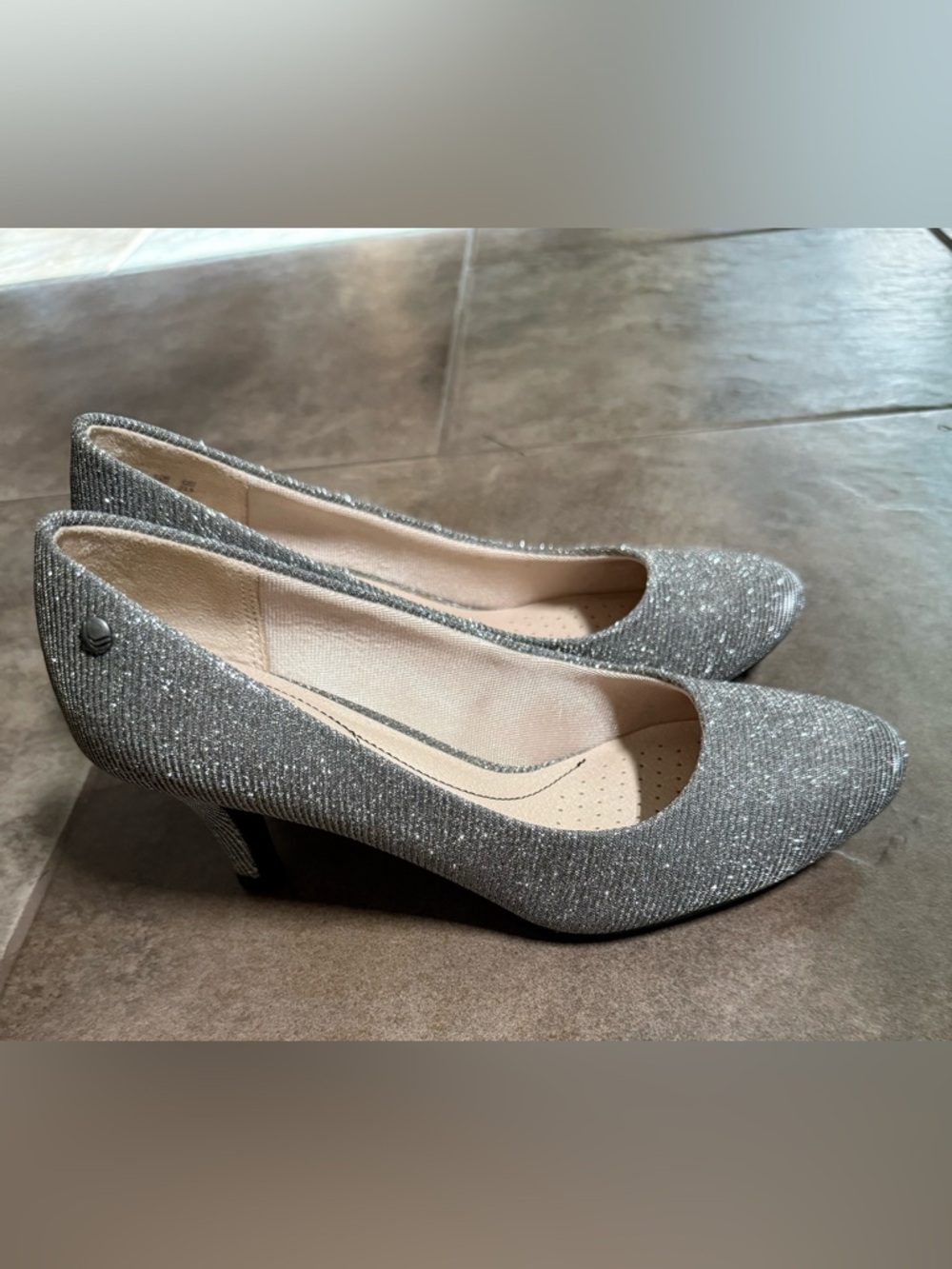 Sparkling Silver Life Stride Women's Kitten Heel Pumps Padded Insoles size 6 1/2 - Picture 2 of 16